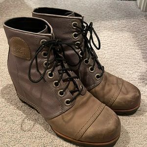 SOREL Ladies Lace-up PDX wedge bootie; gently used, very good condition, size 9